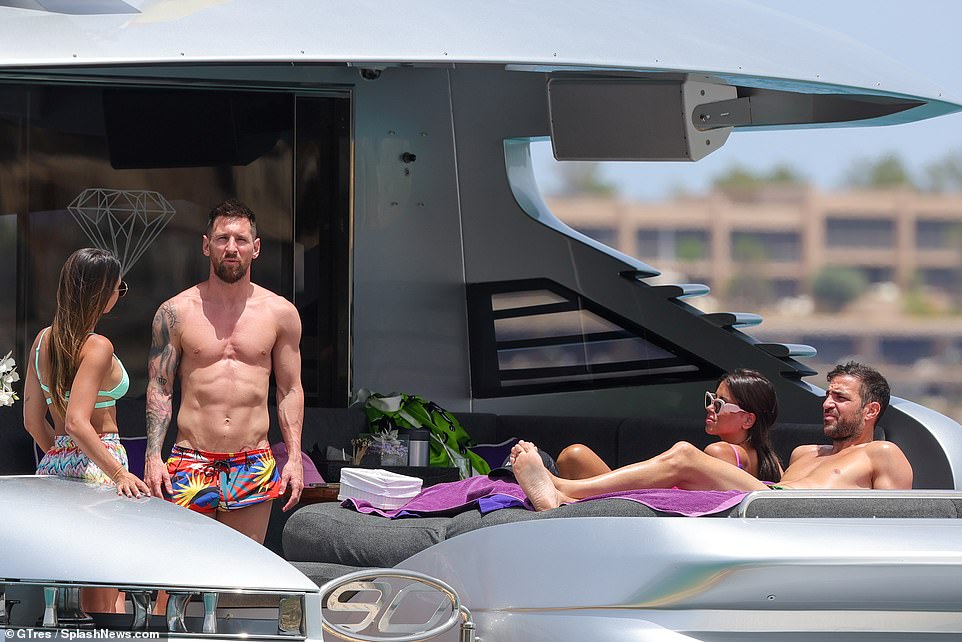 Fun in the sun: Lionel showed off his toned physique in a pair of multi-coloured patterned swimming trunks