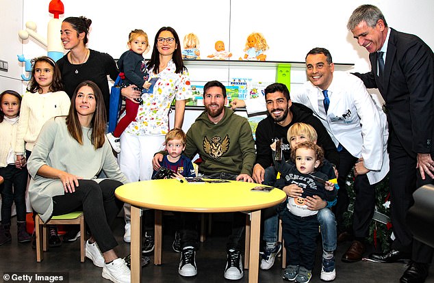 The star duo posed for a picture with staff, patients and parents at the Hospital de Barcelona