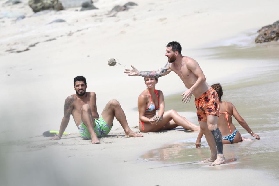  Barcelona teammate Luis Suarez and his wife Sofia watched the sand fight