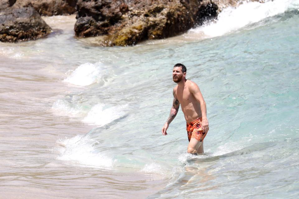  Lionel Messi enjoyed his wedding in Rosario with over 250 friends and family