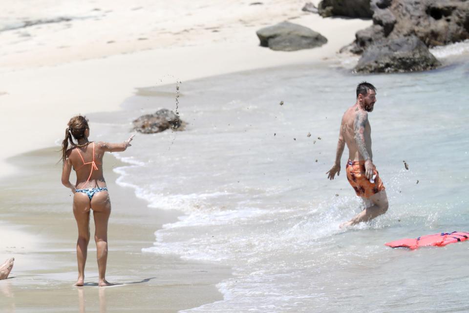  Lionel Messi appeared to flea into the sea