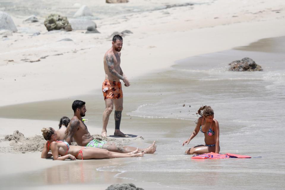 Lionel Messi playfully threw sand at his new wife Antonella Roccuzzo