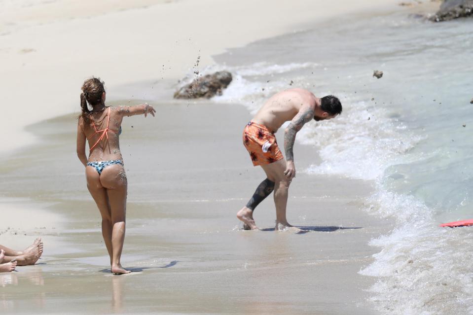  Antonella Ruccuzzo did not back down and threw sand back at Lionel Messi