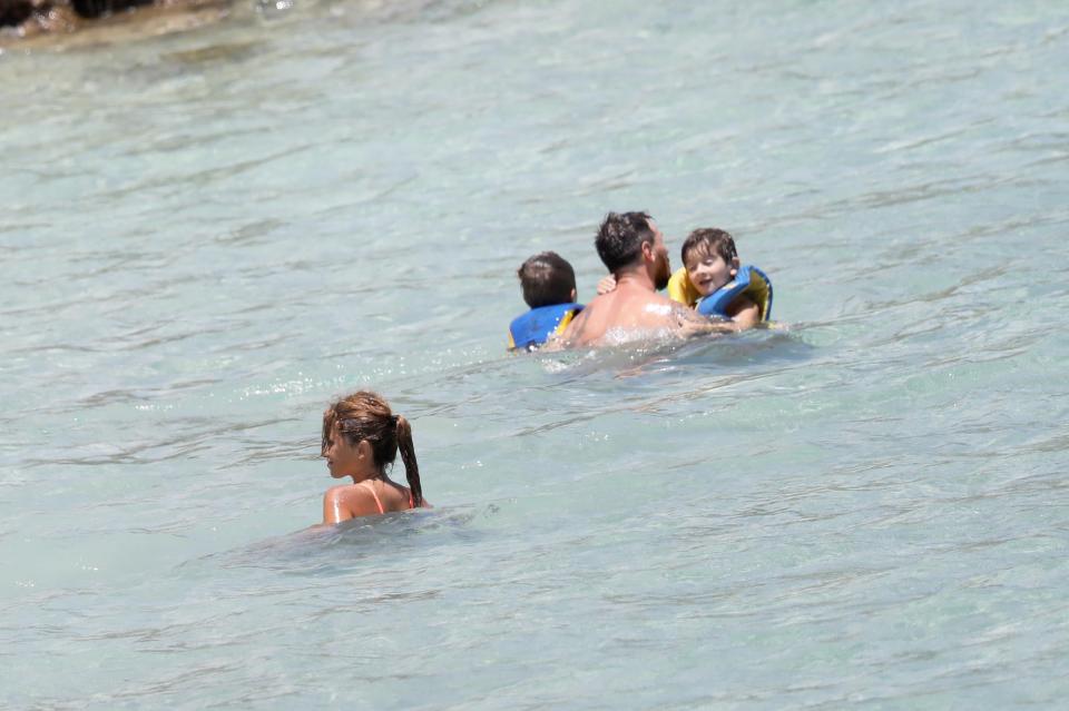 Lionel Messi also eased his two children into the water