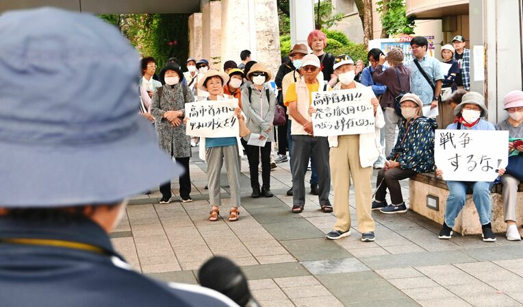 高市発言による日中関係悪化に危機感を募らせる緊急抗議集会の参加者＝２３日、那覇市泉崎・県民広場
