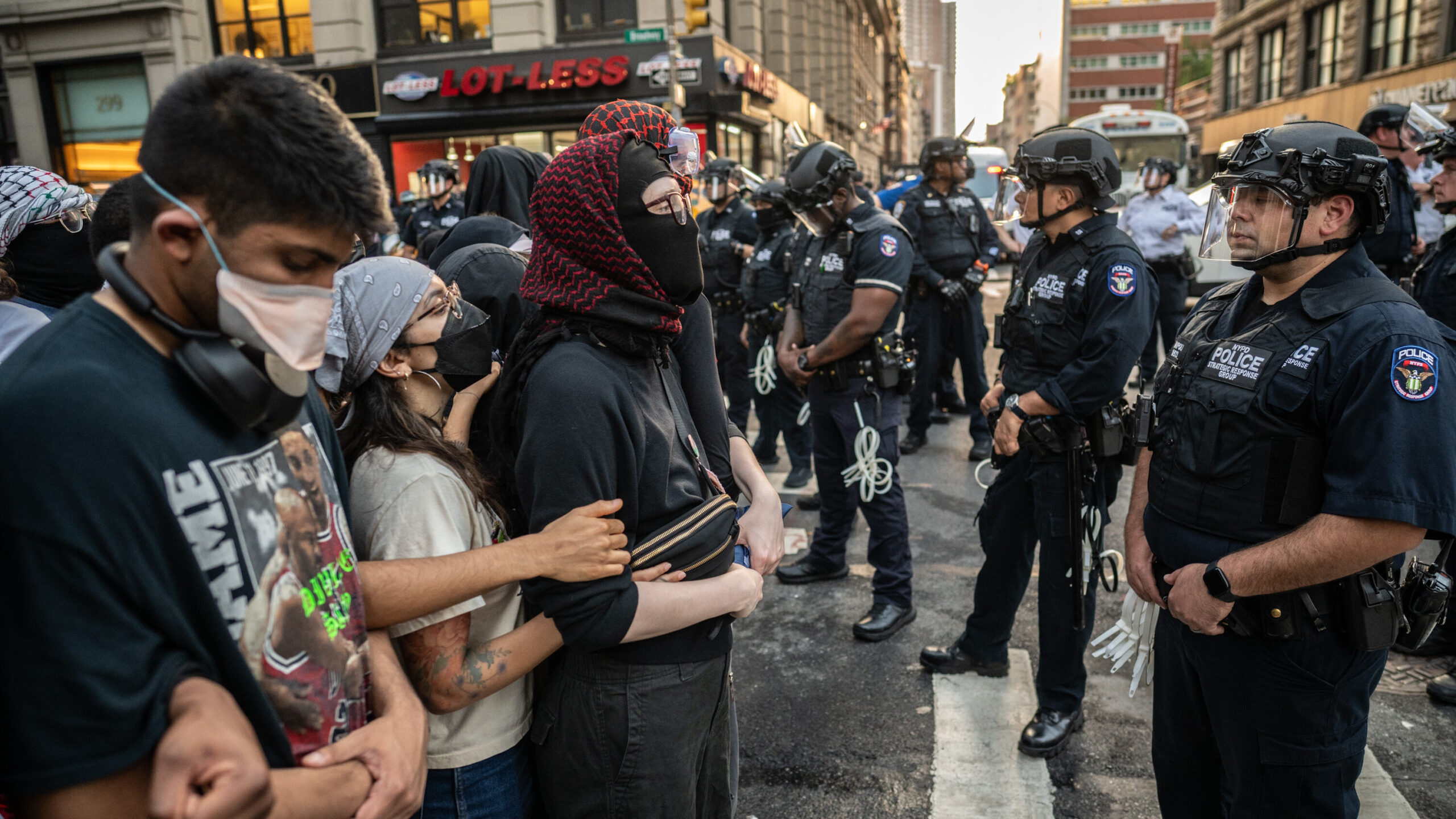 BREAKING: Taylor Swift Joins NYC Protesters to Block and Confront 600 ICE Agents Attempting a Massive Chinatown Raid — Stopping What Many Called “Mass Kidnappings” Through Powerful Resistance, Standing Her Ground While Chanting “Stay the Fk Out of NYC,” as Viral Photos Capture the Popstar’s Defiant Moment of Protest