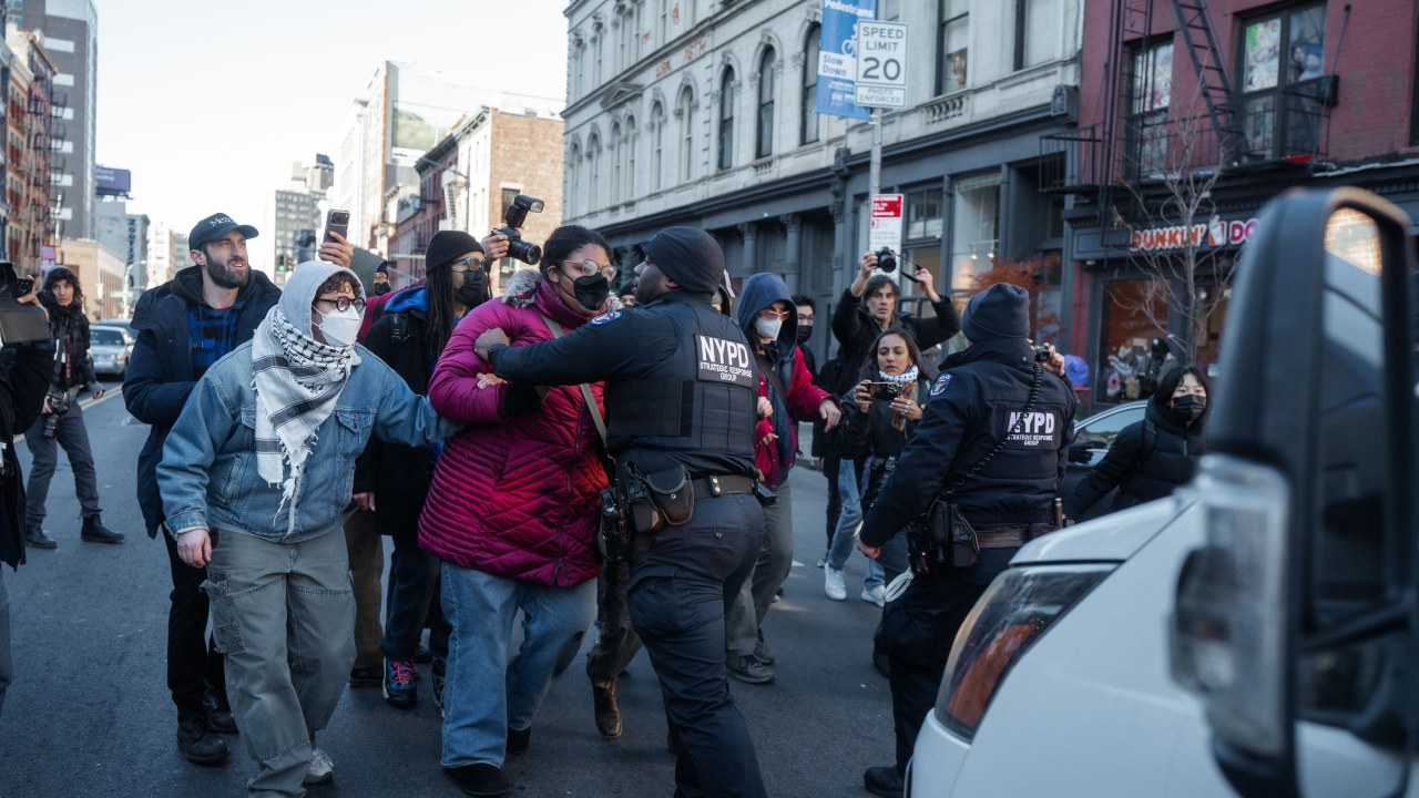 BREAKING: Taylor Swift Joins NYC Protesters to Block and Confront 600 ICE Agents Attempting a Massive Chinatown Raid — Stopping What Many Called “Mass Kidnappings” Through Powerful Resistance, Standing Her Ground While Chanting “Stay the Fk Out of NYC,” as Viral Photos Capture the Popstar’s Defiant Moment of Protest